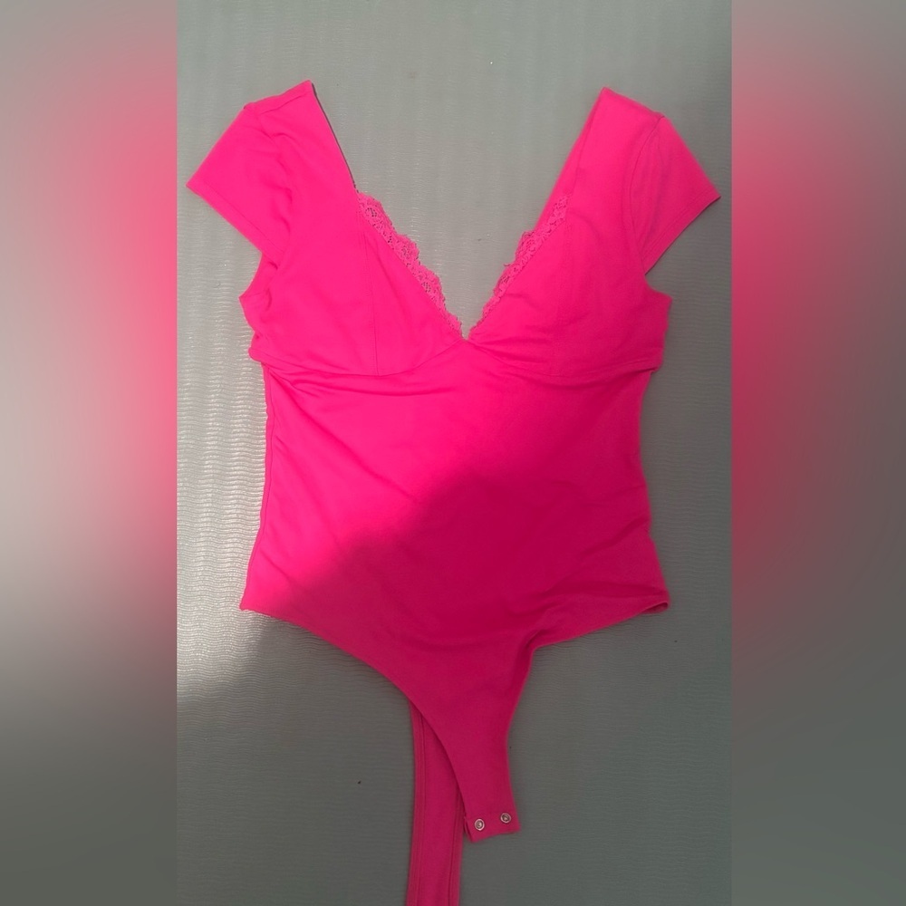 REORIA Vibrant Pink Lace-Trimmed Bodysuit size m